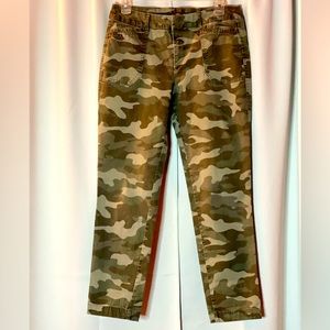 Jeans Old Navy Camouflage Pixie cut size 6 EUC